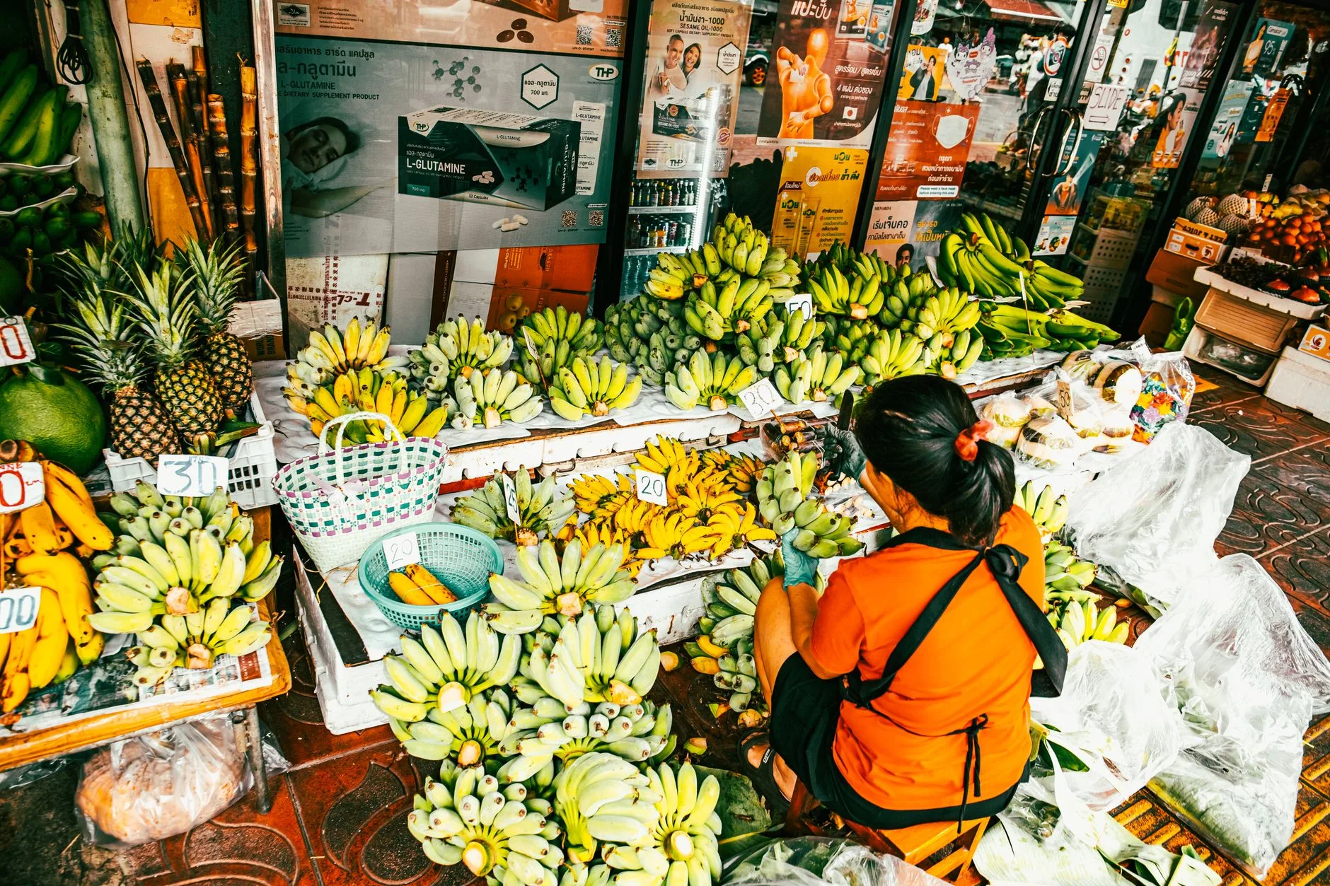 Fruits tropicaux et boissons fraîches sur un marché thaïlandais