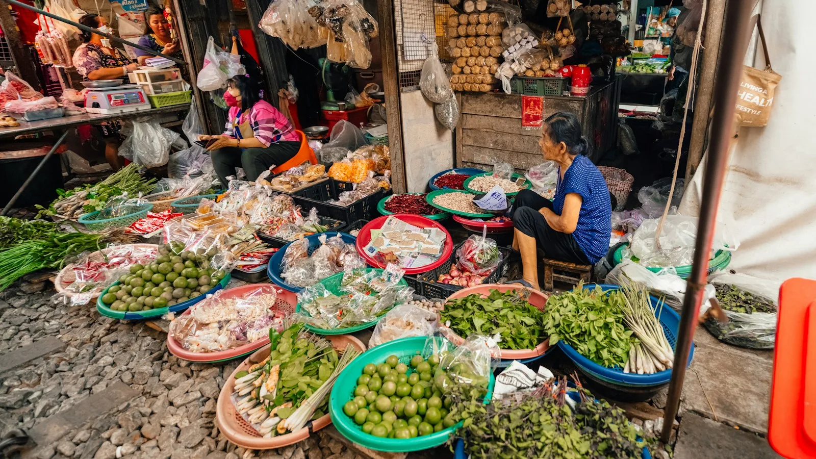Ingrédients frais et épices pour la cuisine thaïlandaise sur un marché