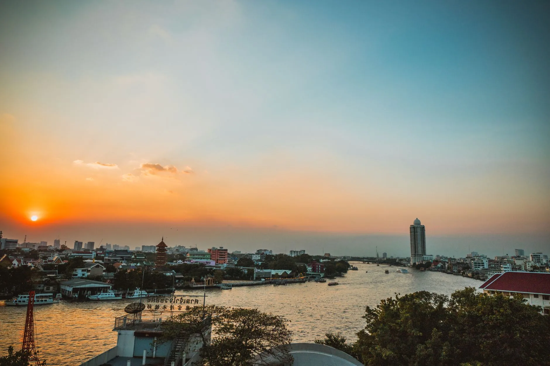 Bangkok vue d'ensemble avec le fleuve Chao Phraya