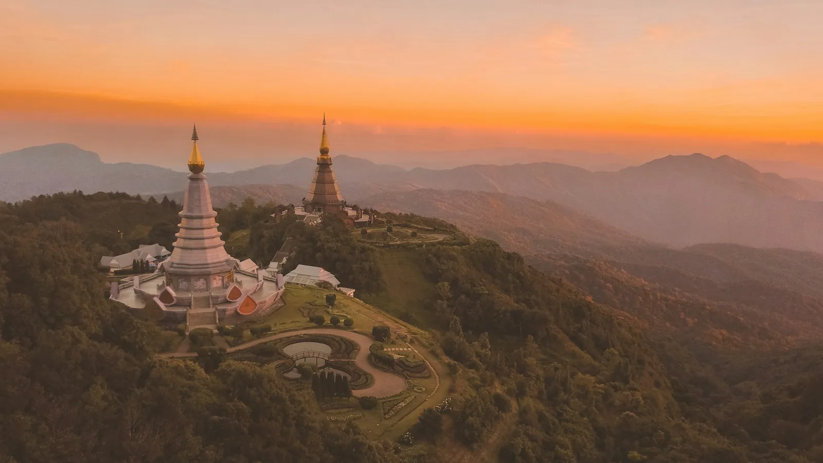 Paysage de montagnes et de temples dans le nord de la Thaïlande
