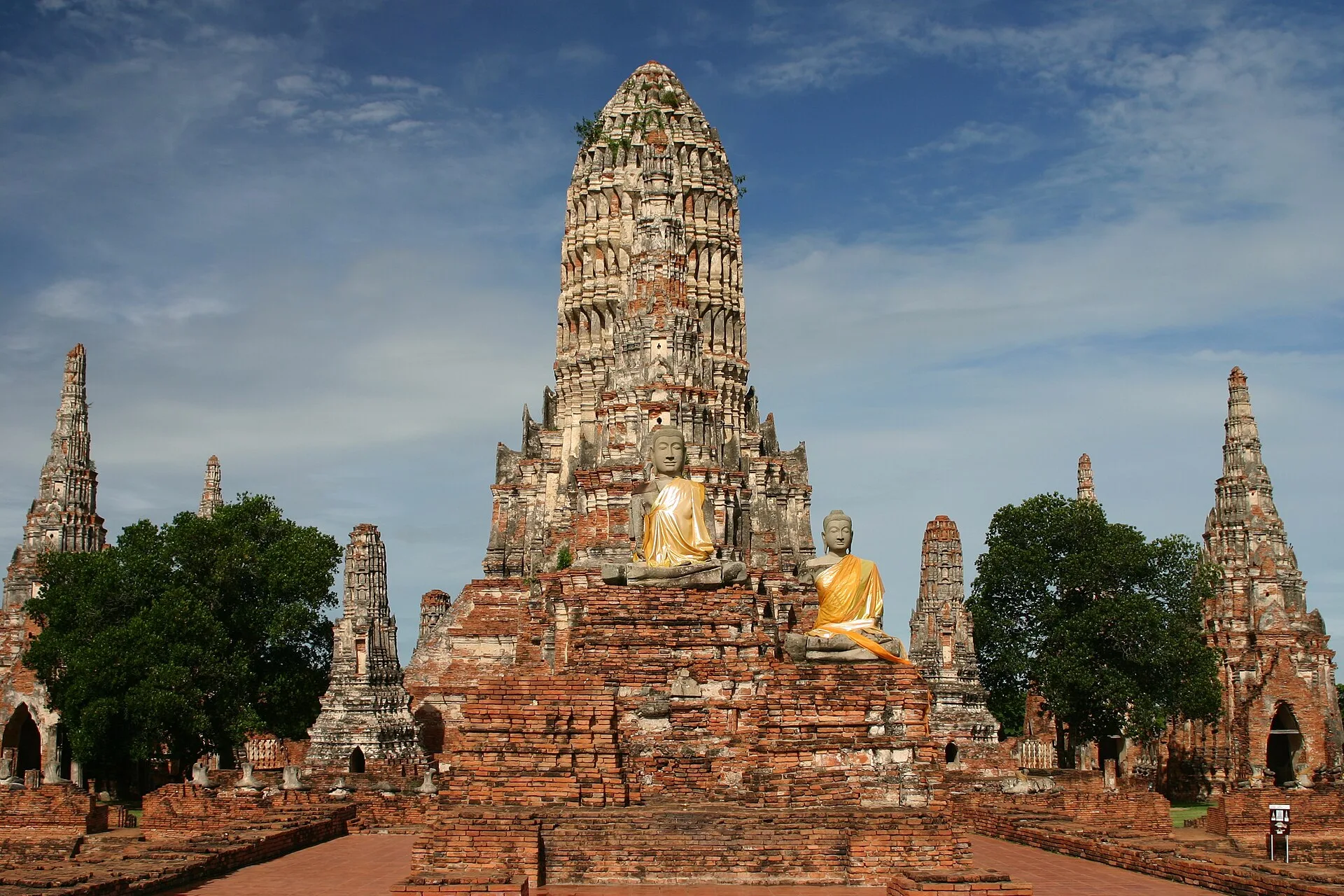Temple thaïlandais au milieu de la végétation tropicale
