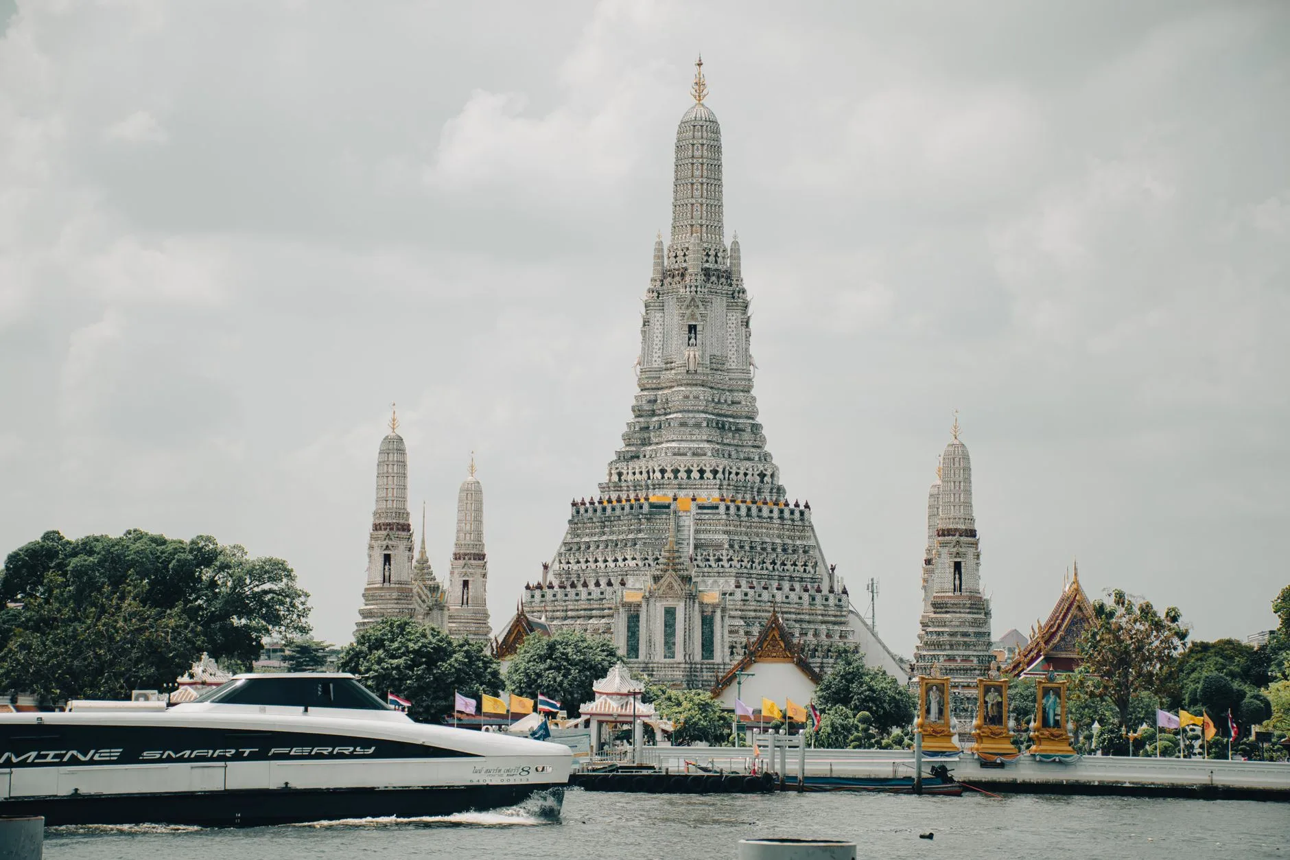 Le bord du Chao Phraya : vues sur le fleuve et temples accessibles en bateau