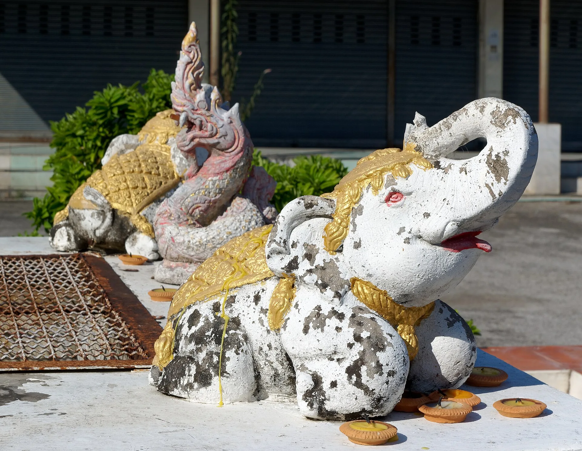 Statues d'éléphants et de nagas au temple Wat Chiang Man, Chiang Mai