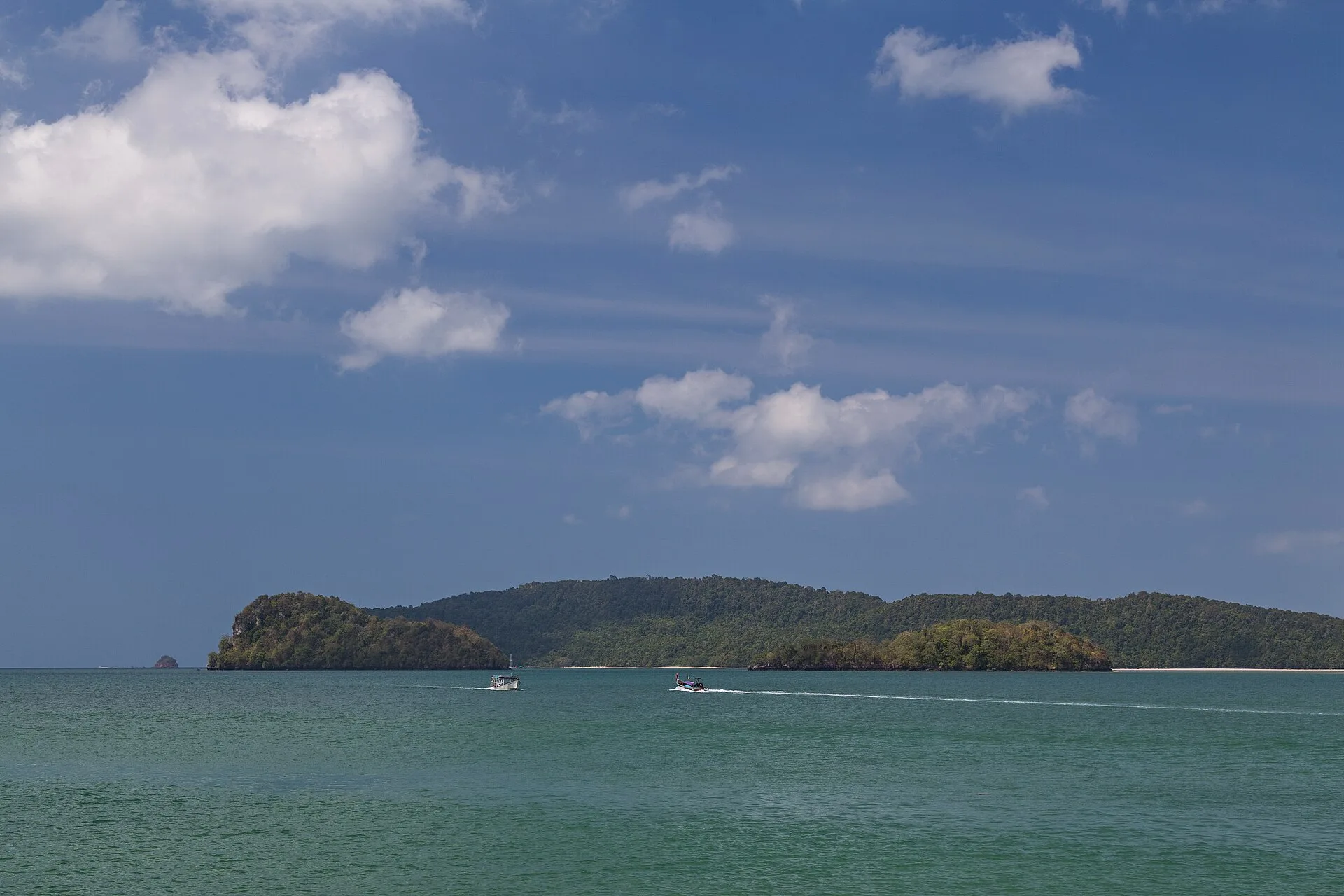Côte de Krabi vue depuis un bateau entre Ao Nang et Koh Lanta