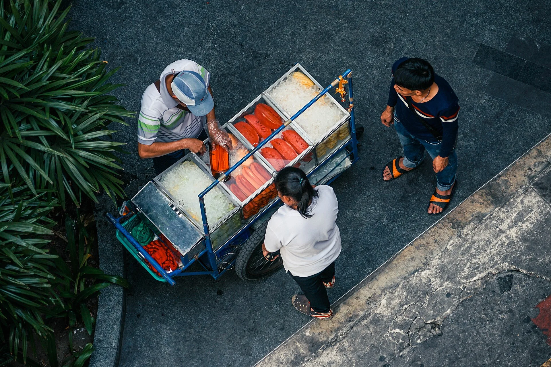 Étal de fruits et de street food en Asie du Sud-Est